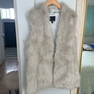 Banana Republic faux fur vest ❄️